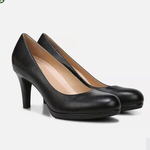 Naturalizer Black Leather Round-Toe Pump Heels